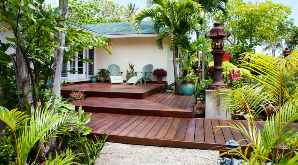 Tour a Welcoming Front-Yard Deck