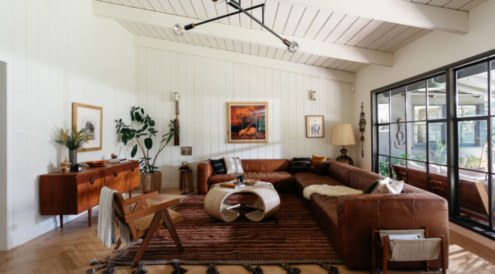 A Touch of Dark Glamour Transforms a Pasadena Ranch House