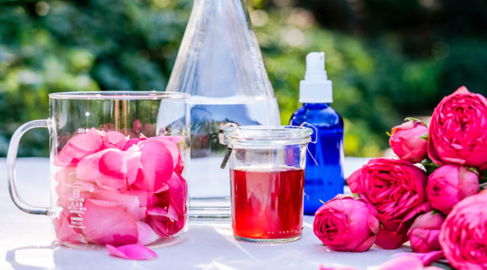 How to Make a Rose-Scented Room Freshener