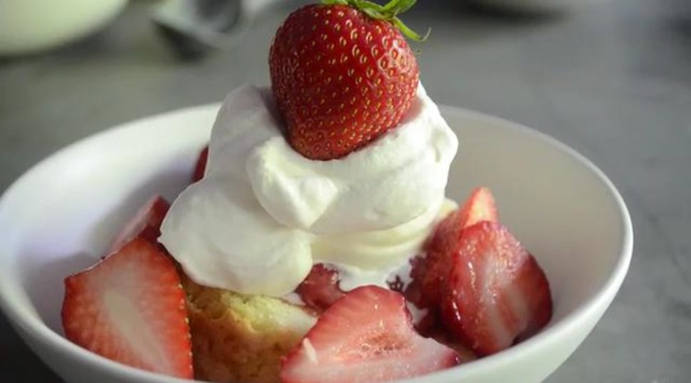How to Make Strawberry Shortcake Sundaes