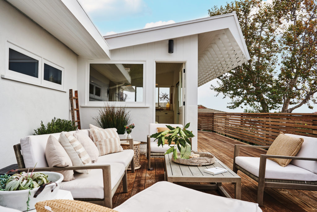 Pacific Palisades deck with outdoor furniture
