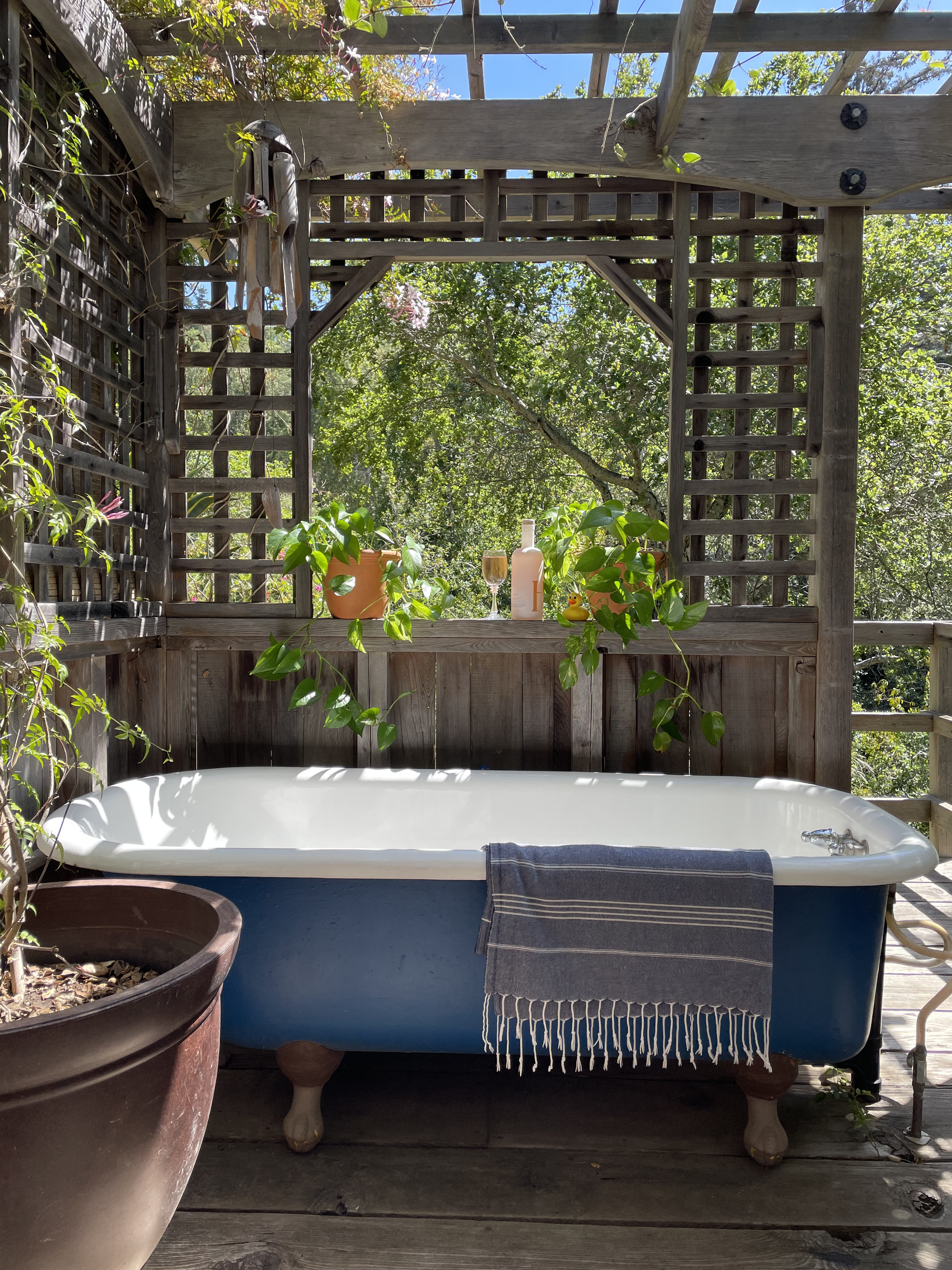An Outdoor Bathtub Is The Sensory, Outdoor Bathtub Airbnb