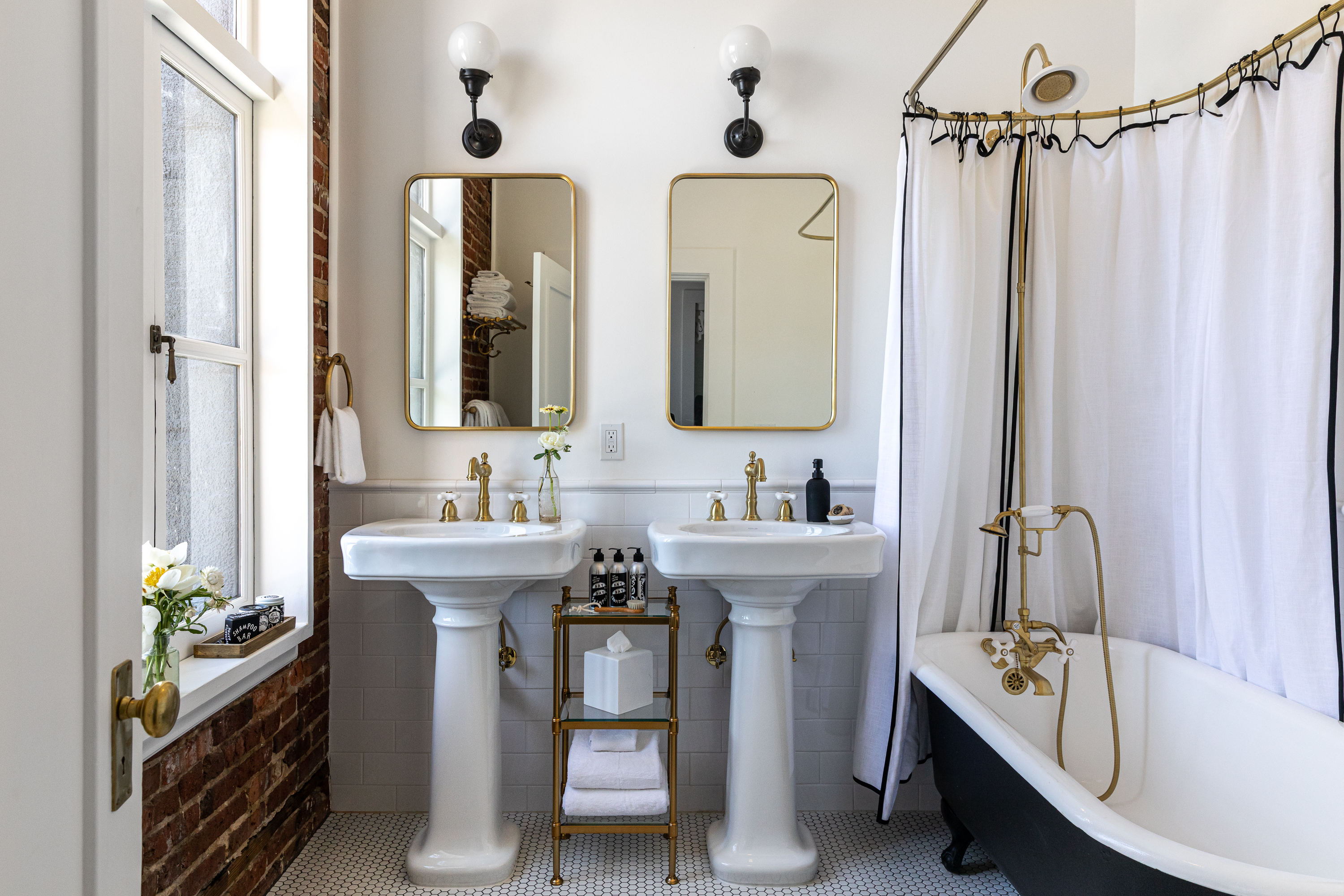 bathroom-example-clawfoot-tub