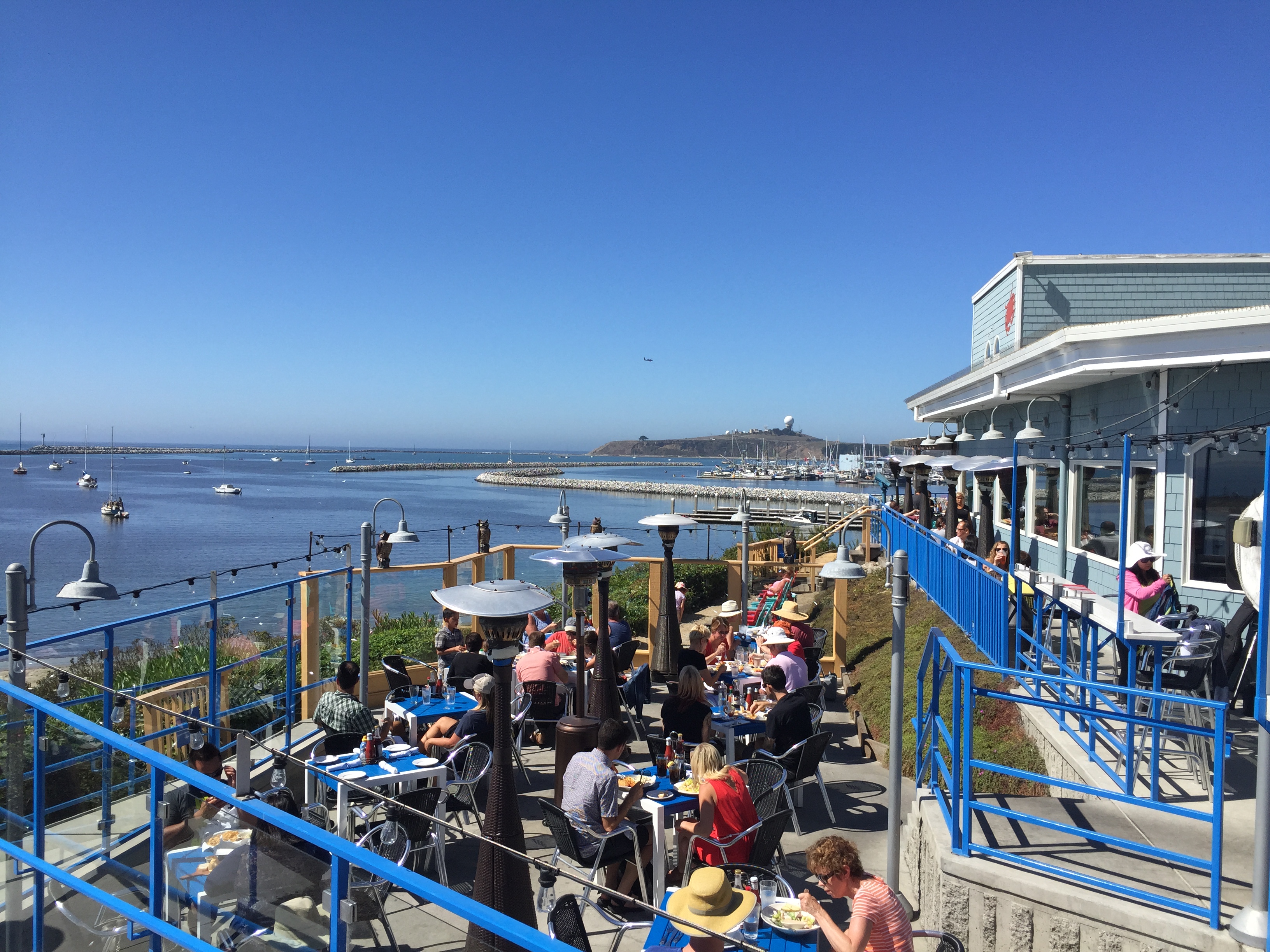 an-oceanfront-outdoor-dining-day-at-sams
