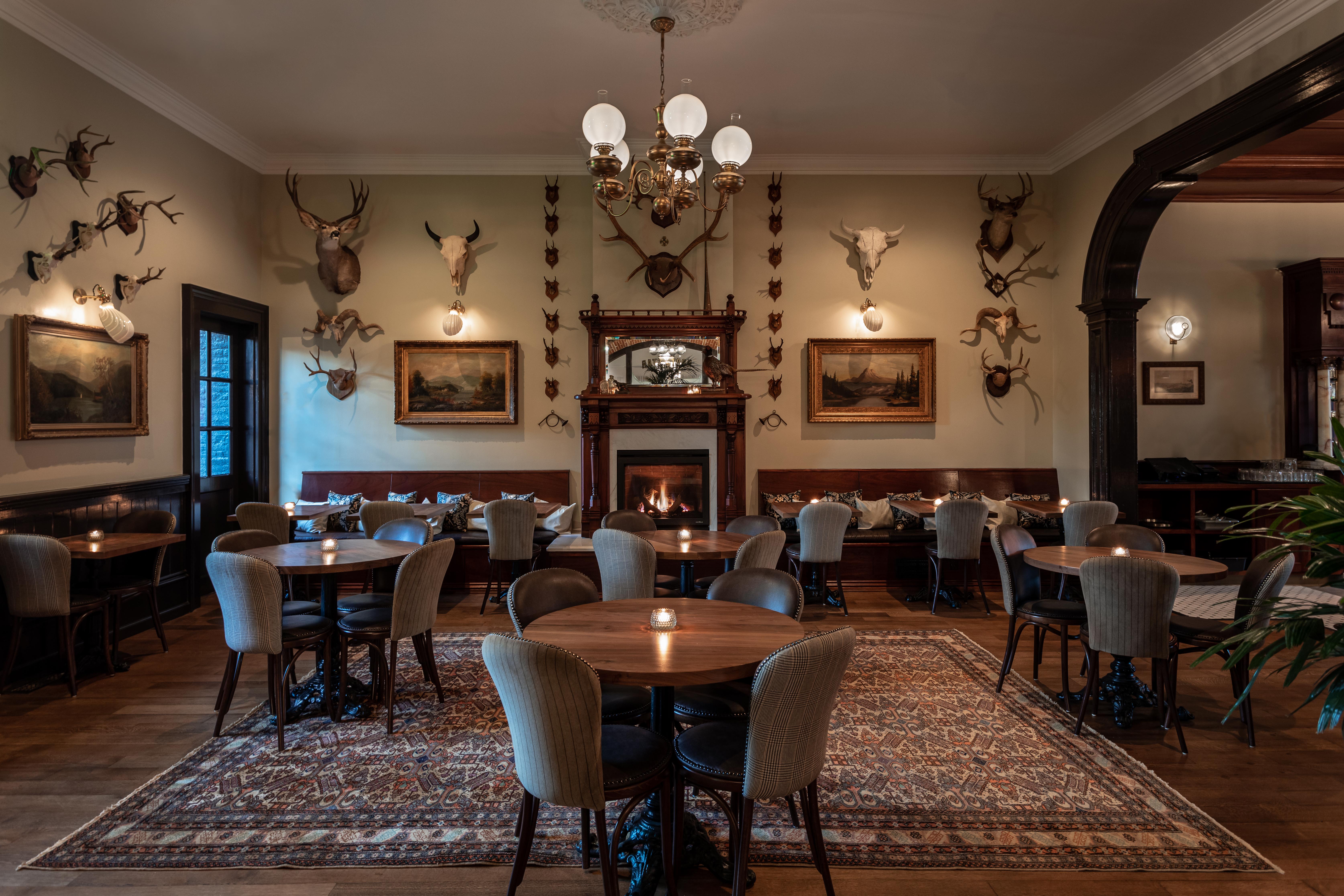 golden-gate-saloon-dining-room