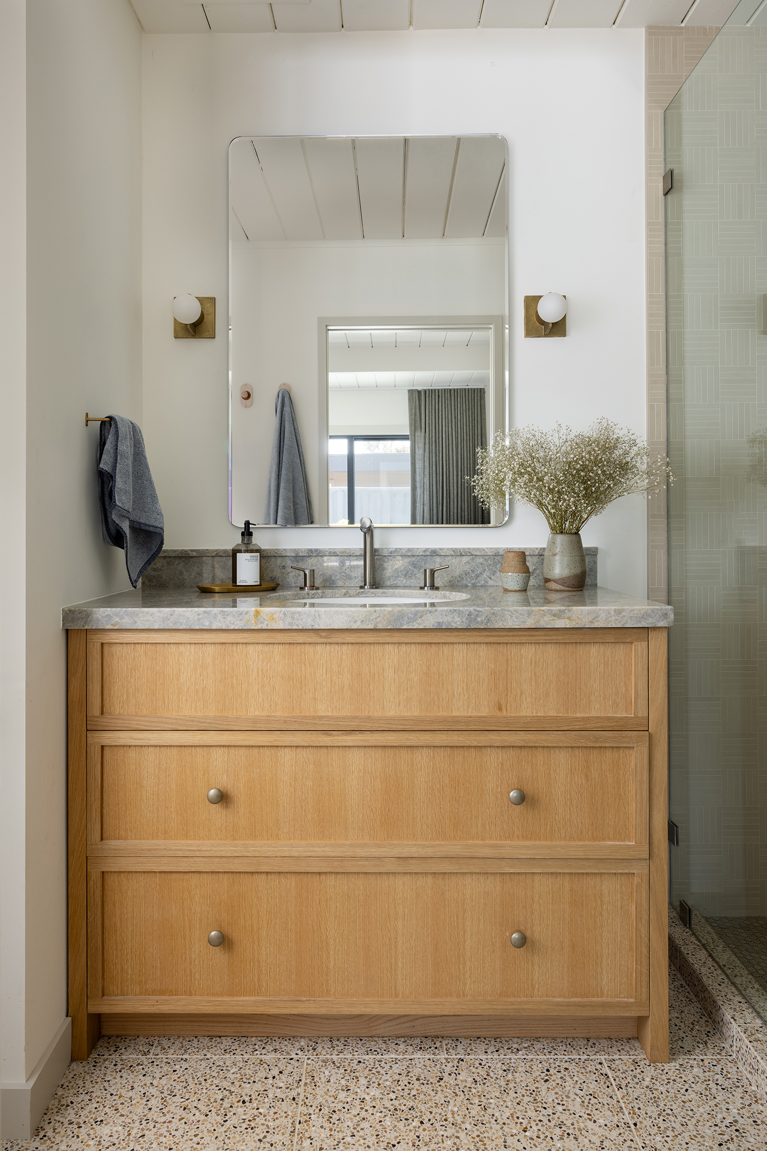 Bathroom in Eichler House by Katie Monkhouse