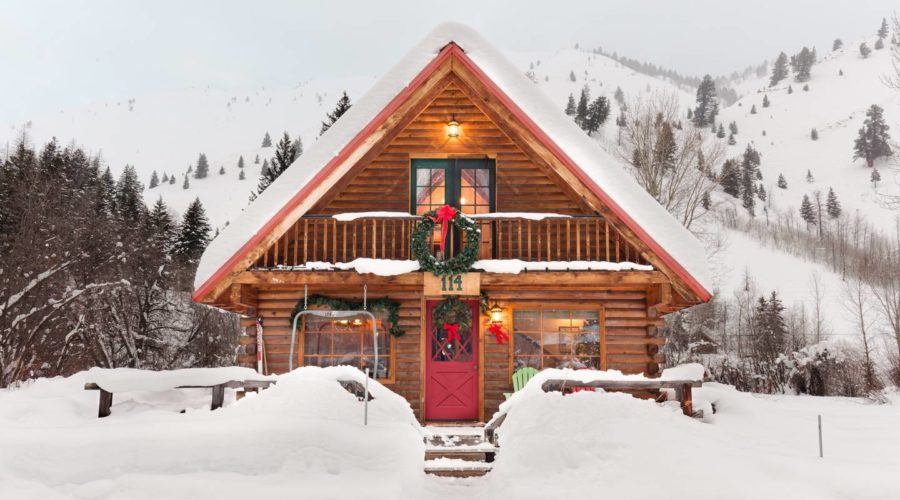 Cozy log cabin in Ketchum in the snow decorated for the holidays