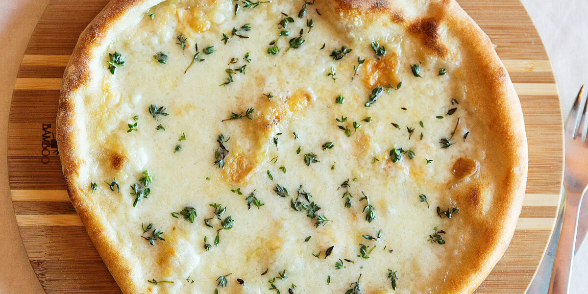 Biancaneve Pizza (Fresh & Smoked Mozzarella & Thyme) Recipe – Sunset Magazine