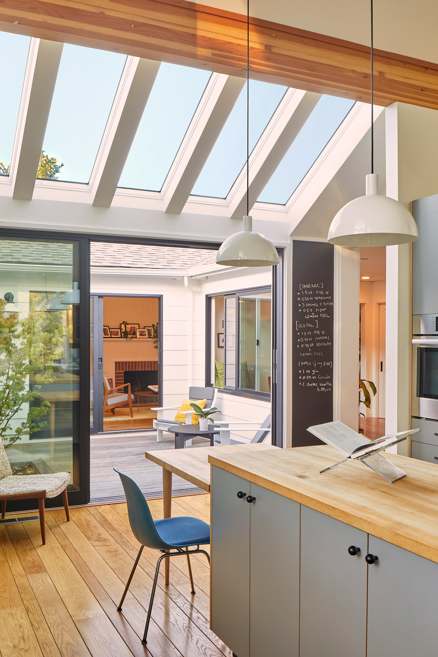 Courtyard in Ranch House by Ogawa Fisher Architects