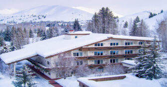 Knob Hill Inn Exterior Winter