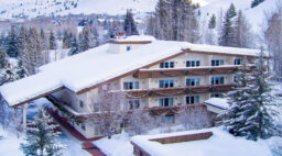 Knob Hill Inn Exterior Winter