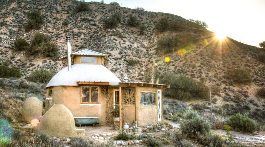 Earthy Desert Abode: Quail Springs Earthenhouse (CA)