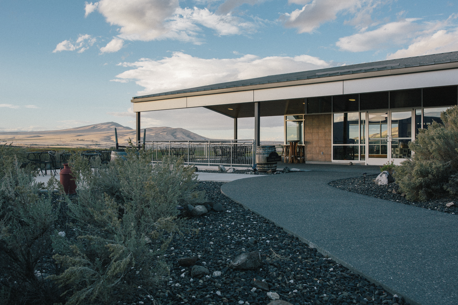 entrance-to-the-tasting-room-at-kiona-vineyards-winery-on-red-mountain