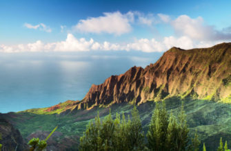 Mountains and ocean Na Pali coast in Kauai