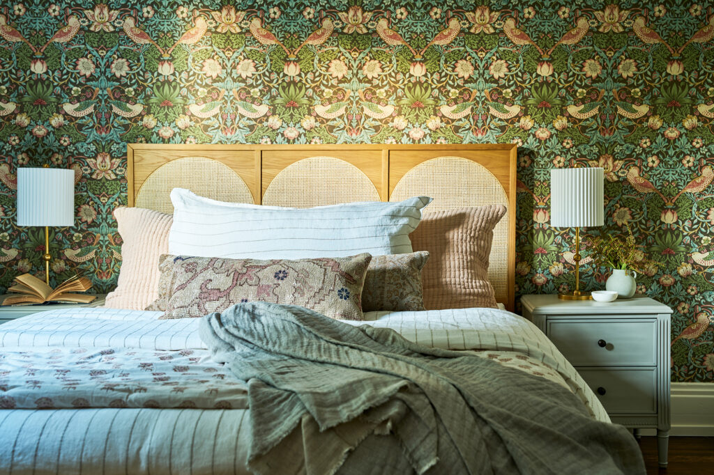 The Craft House Inn Santa Barbara Rose Room Bed Wallpaper